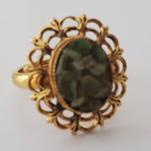 Victorian Women's Gold Jade Ring Jade Chips Oval Stone Centre Scalloped Bezel